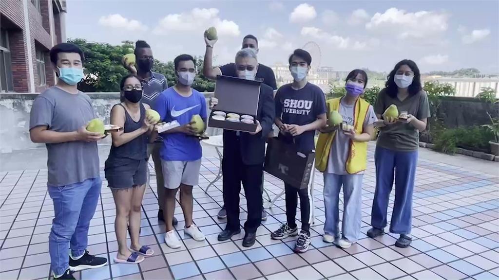 外籍生嚐鮮  吃文旦過中秋  