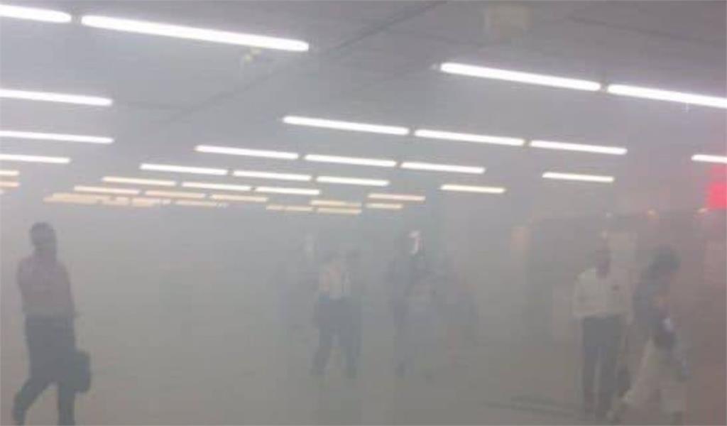 快新聞／東京新宿電鐵站天花板起火「白煙狂竄」　警急出動水車、列車暫停駛