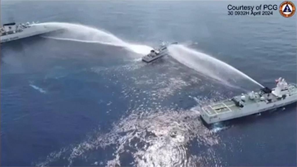 中菲南海再過招！　中海警船射水砲毀損菲國船