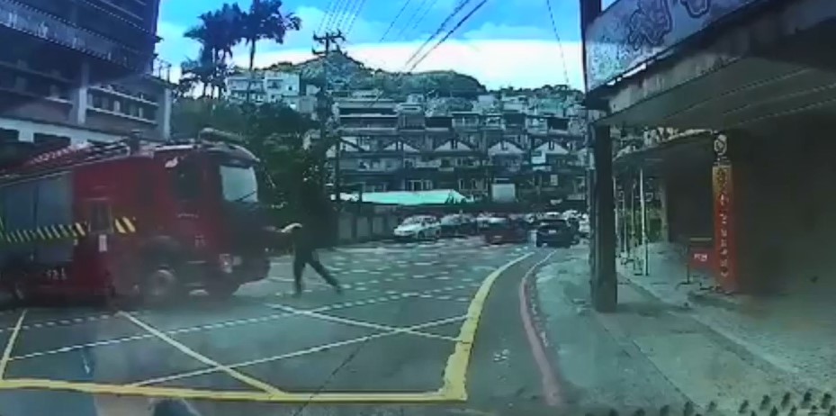 疑似手剎車沒拉好　消防車滑行撞路邊電線桿　消防員徒手肉身擋車