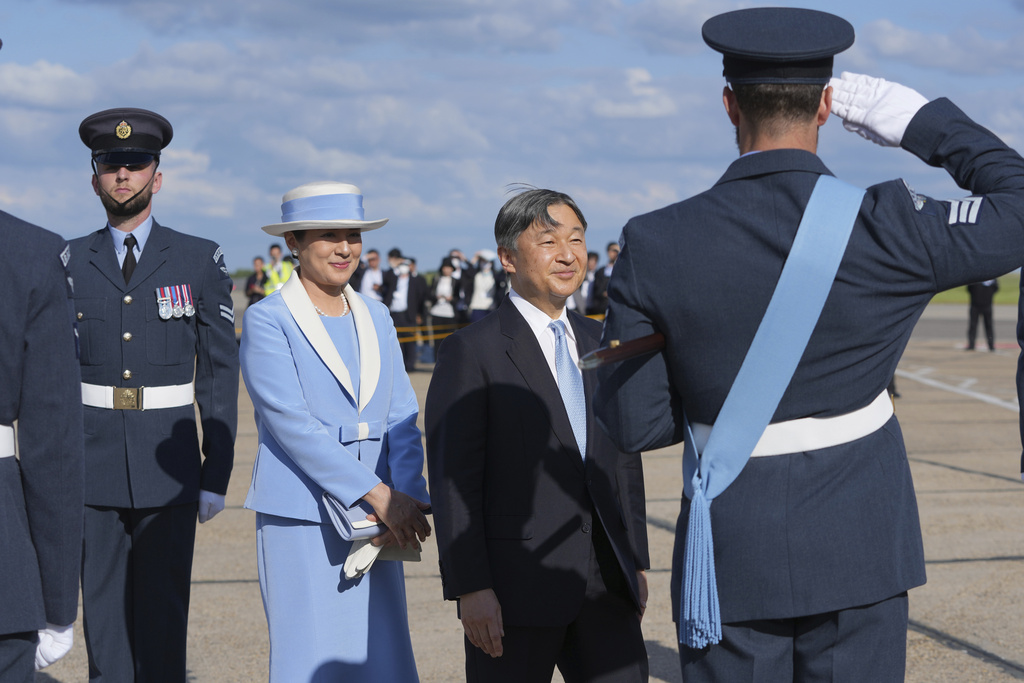 日本天皇夫婦飛抵英國進行訪問　白金漢宮晚宴盛大歡迎