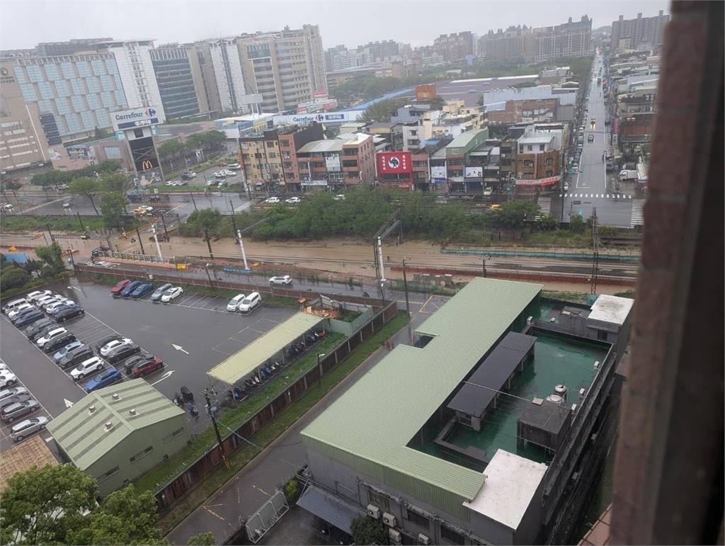 台鐵桃園路段大雨淹軌面　影響23列次、逾5千人