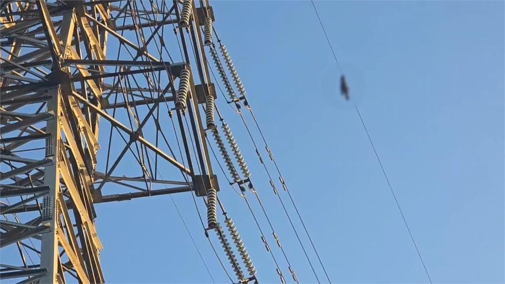 快新聞／詭！桃園龜山1男「神秘懸掛高壓電線」　警消今卸下遺體