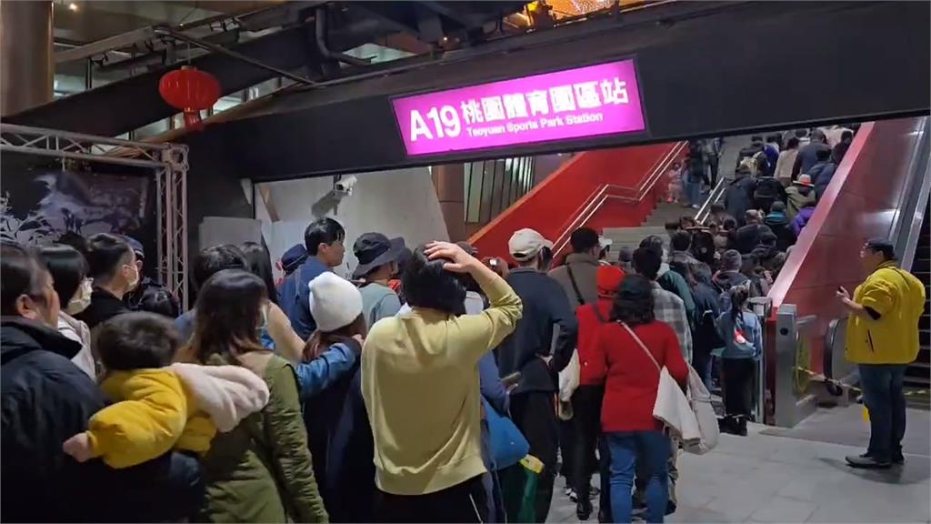 桃園燈會人潮爆滿！　機捷出站步行要30分鐘