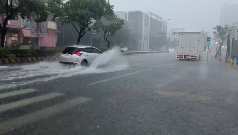 快新聞／午後對流雲系發威！　11縣市大雨特報「4地區大雷雨來襲」