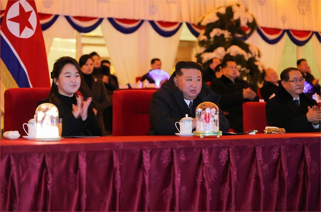 金正恩攜愛女迎接2025年！現場狂播《親切的父親》北韓人民高喊：萬歲