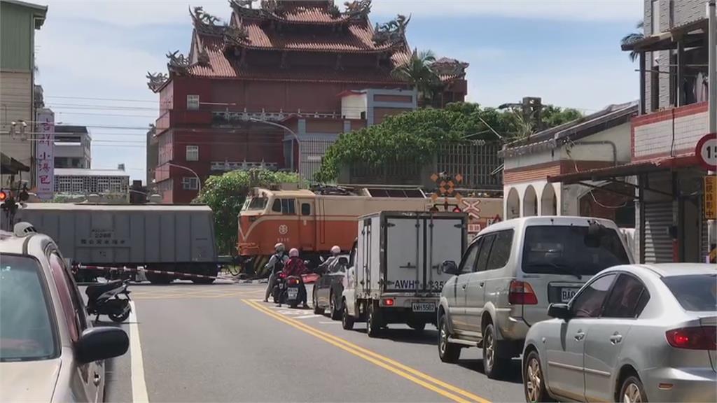 危險!砂石車違規逆向 恐肉包鐵出車禍