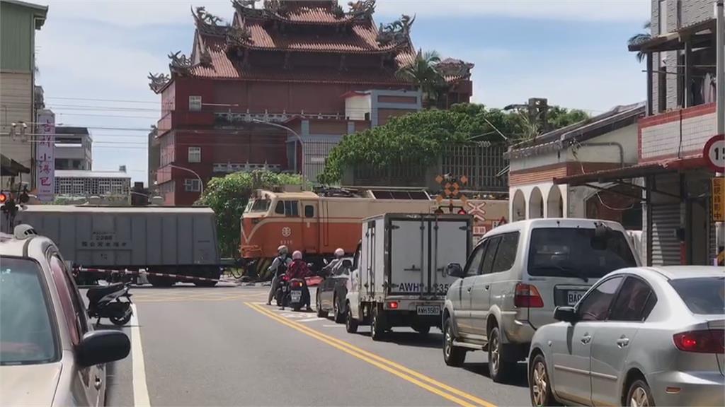 危險！砂石車違規逆向　恐肉包鐵出車禍