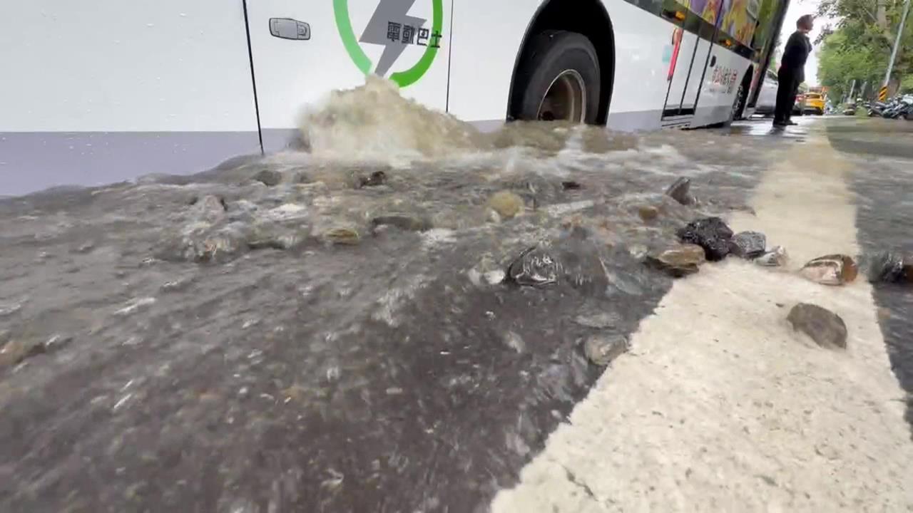 台南市東區水管線破裂　路面塌陷公車卡路中　全力搶修中