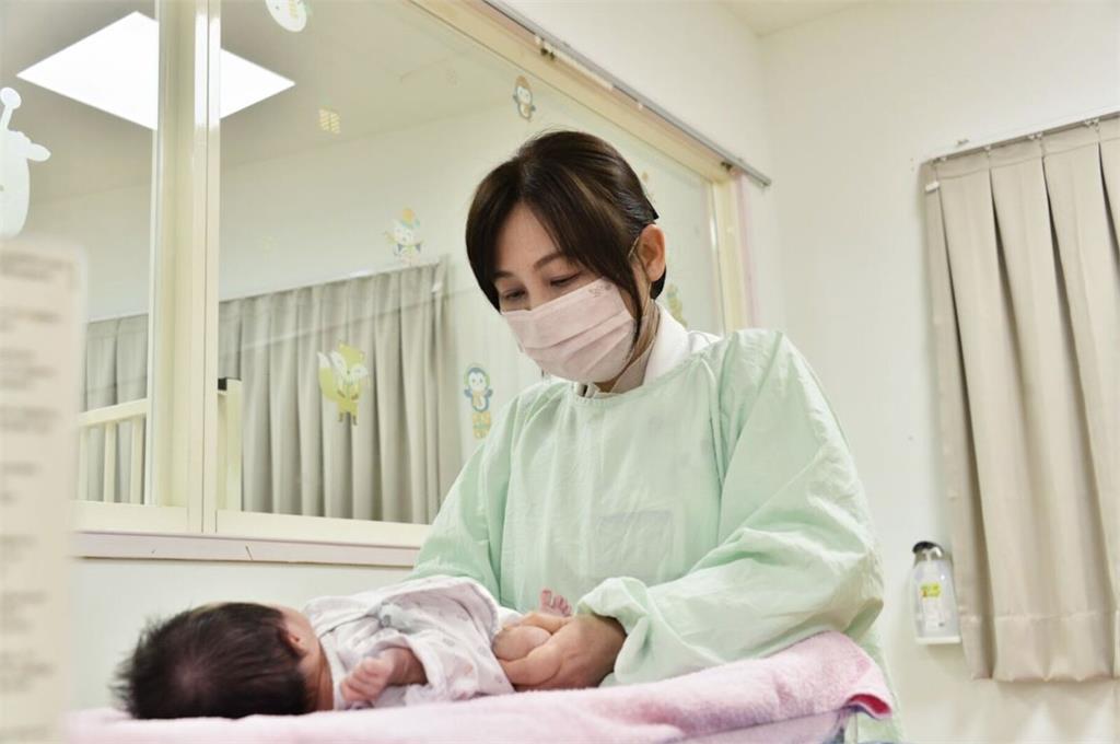 嬰兒換尿布「咔嗒」怪聲響   小心暗藏長短腳大危機