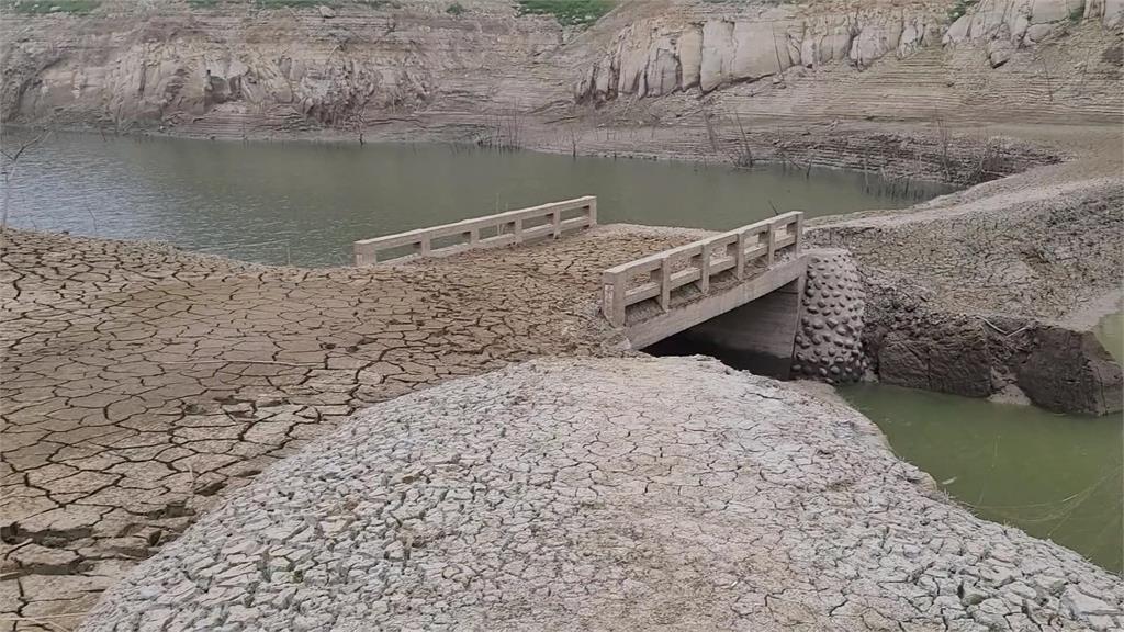 Yongheshan reservoir dries up, revealing long-submerged buildings