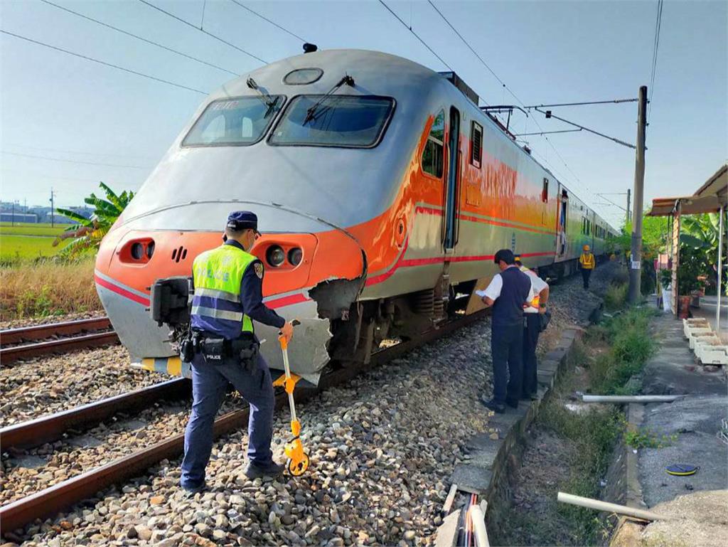 快新聞／轎車闖平交道遭撞！ 台鐵「後壁=南靖」單線雙向行車 09:08恢復正常