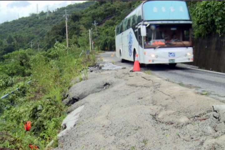 唯一聯外道路土石塌 嘉蘭村居民「回家好難」