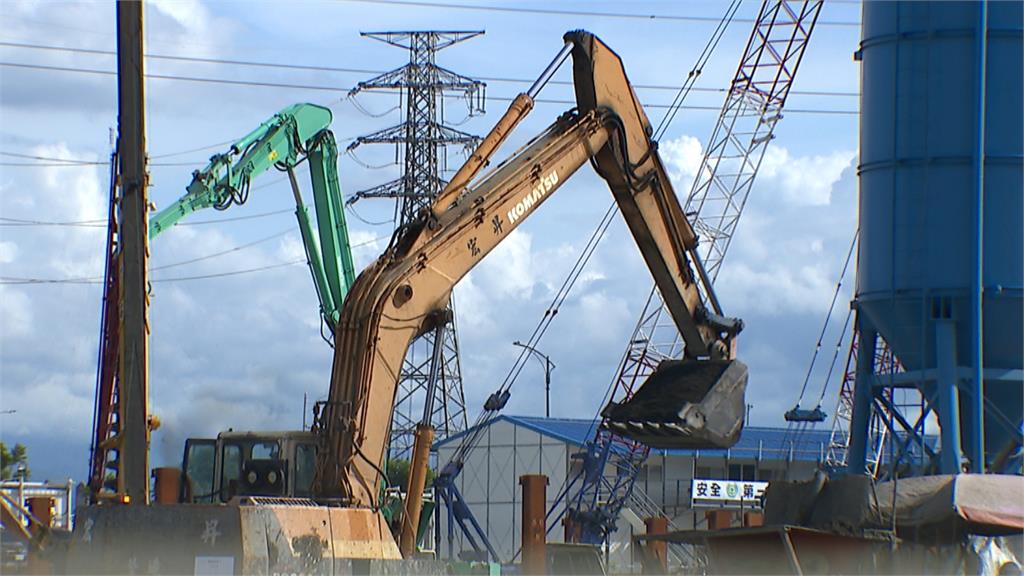北士科竟成「都市叢林」　人行道佈滿雜草影響行人通行