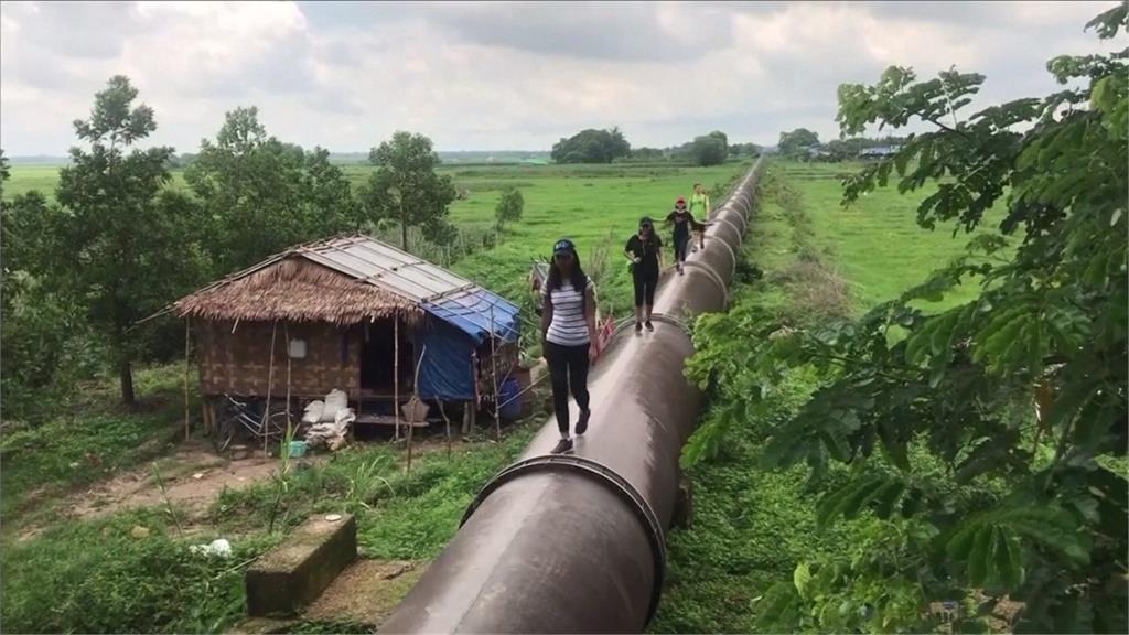 走在大水管上健行！70公里長看盡緬甸城鄉光景