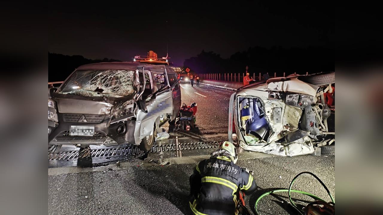 快新聞/國3高雄田寮段重大車禍 2車車頭全毀影像曝光