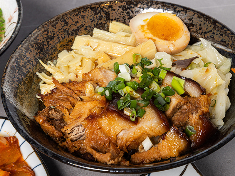 桃園平鎮必吃古早味！厚實肥嫩招牌腿庫飯 鹹香滋味令人陶醉