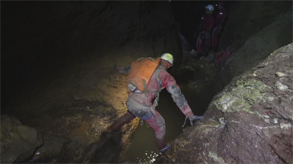 美國洞穴探險家探勘突腸胃出血　困土耳其地下1公里深穴多國馳援