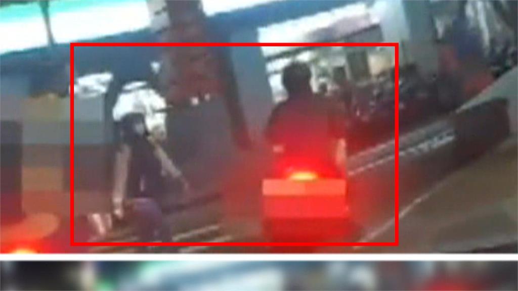 保全騎機車趕上班「不禮讓行人」　被攔查還辱罵警、一查發現竟無照