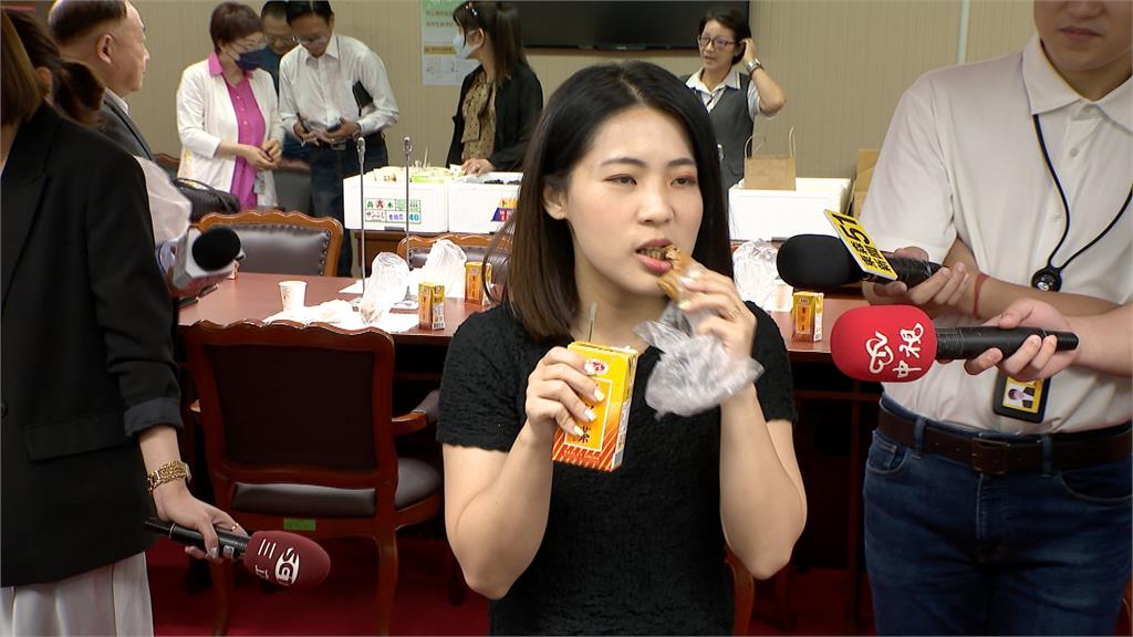 「人血饅頭」大方送？徐巧芯挨轟！同黨議員也難認同？