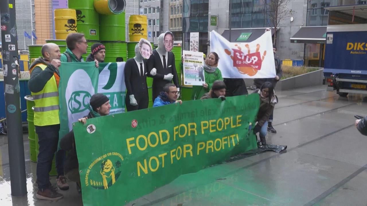 歐盟總部上演抗議行動劇　不滿將和南方共同市場簽署貿易協定