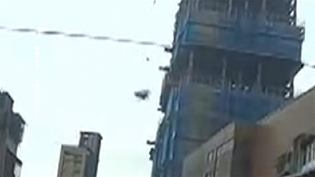 工安意外！大量建材從10層樓高掉落　工人疑沒綁安全帶墜樓身亡