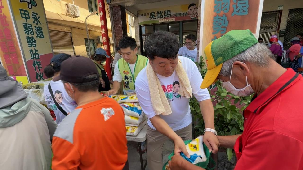 米、油、肉粽通通有！　高市議員吳銘賜連11年發愛心物資