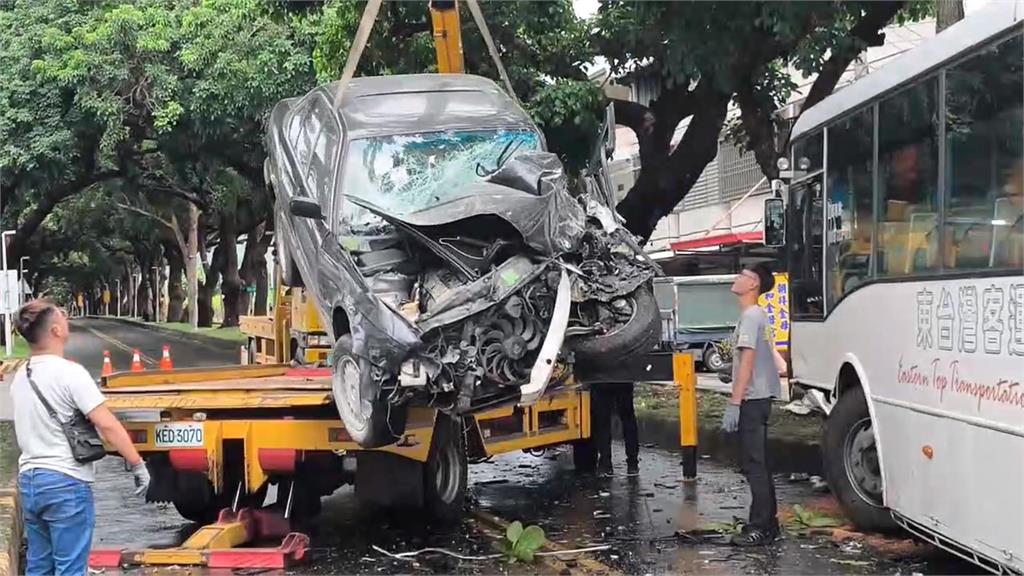 台東綠色隧道轎車逆向對撞公車　1命危3傷送醫！肇事原因待調查