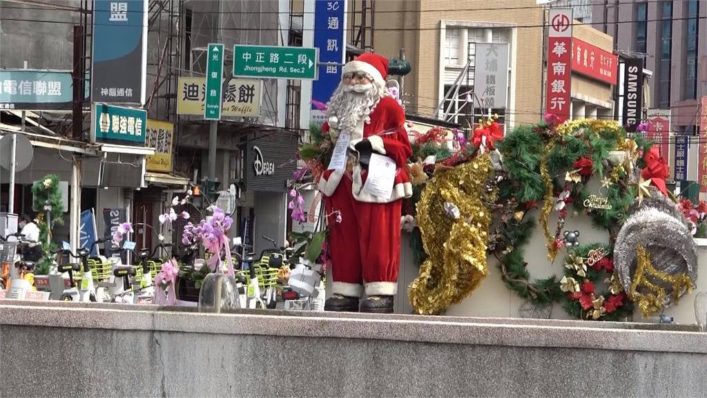 真人尺寸耶誕老人站街頭 路人被嚇到