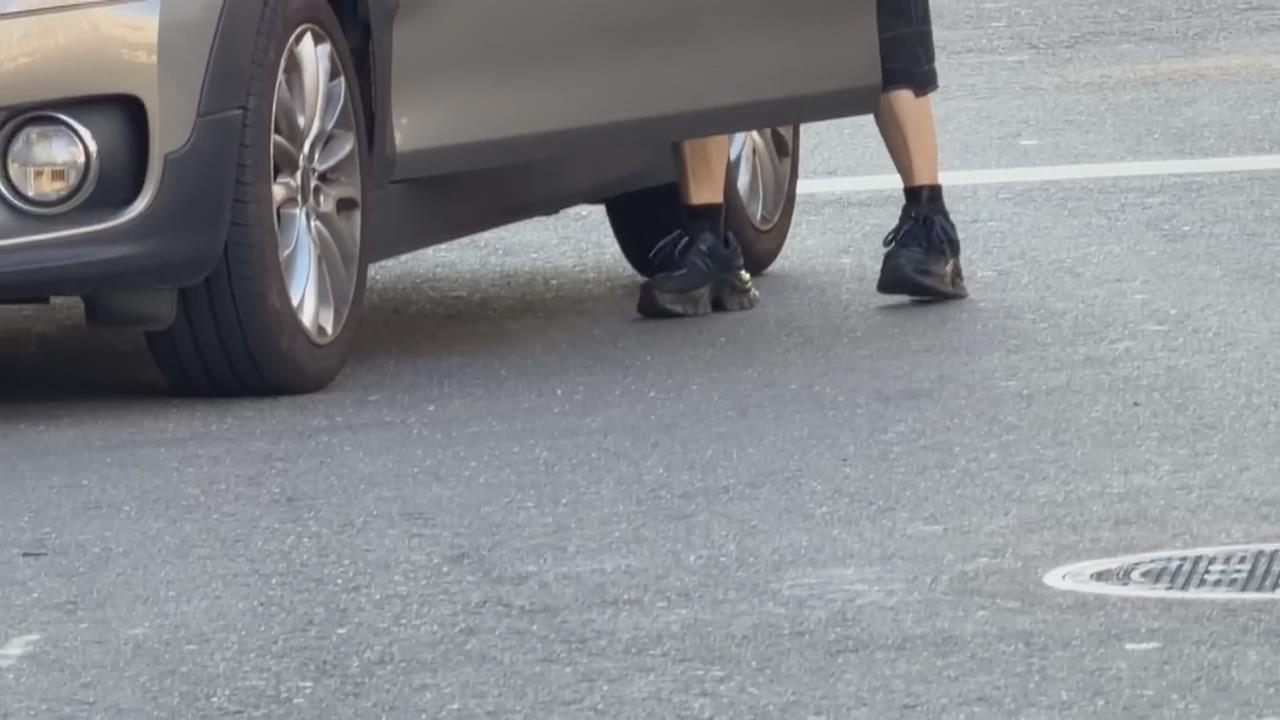 你誰? 開車門驚見有人! 陌生女"手拿打火機"車內大睡