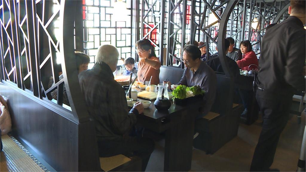 年初二讓媽媽休息！火鍋店人潮滿滿