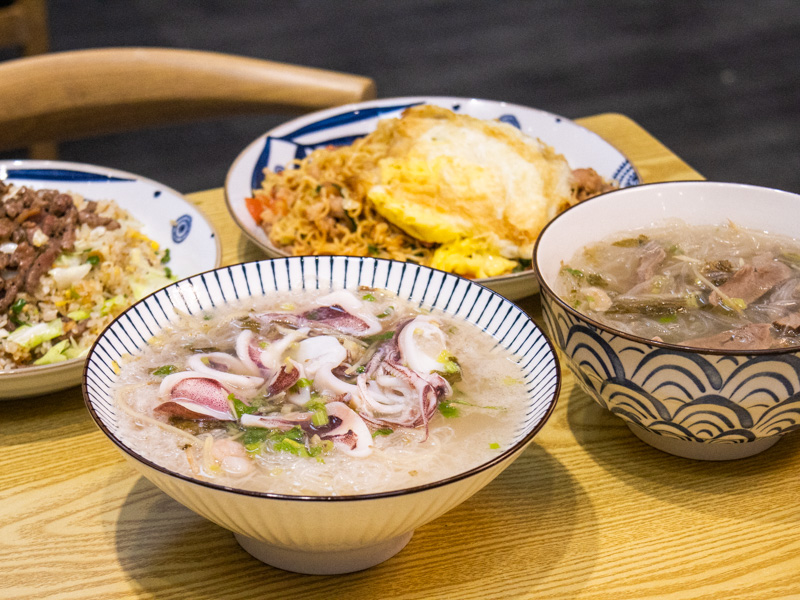 竹北平價宵夜麵食！鮮燙小卷米粉.打拋豬炒泡麵玩轉經典美味