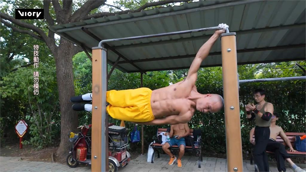少林寺武僧肖海變網紅　人體國旗、360度空中漫步