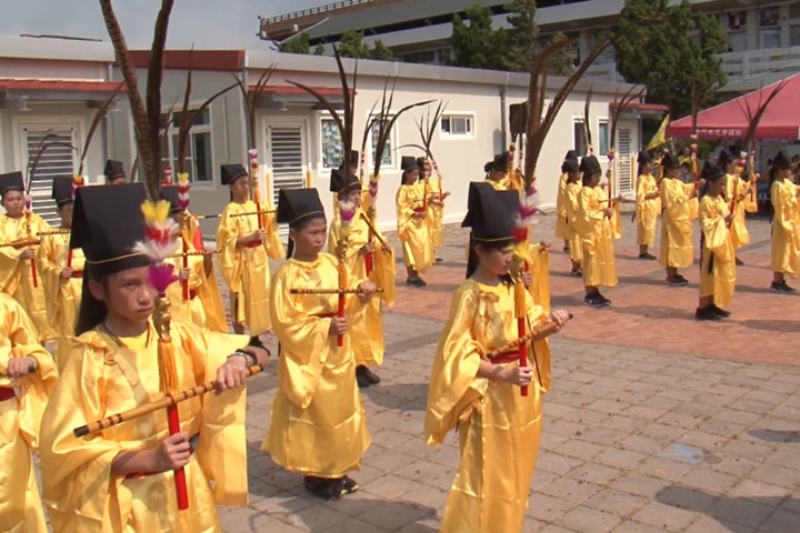 金門祭孔初體驗 38度高溫來賓學童曬昏頭