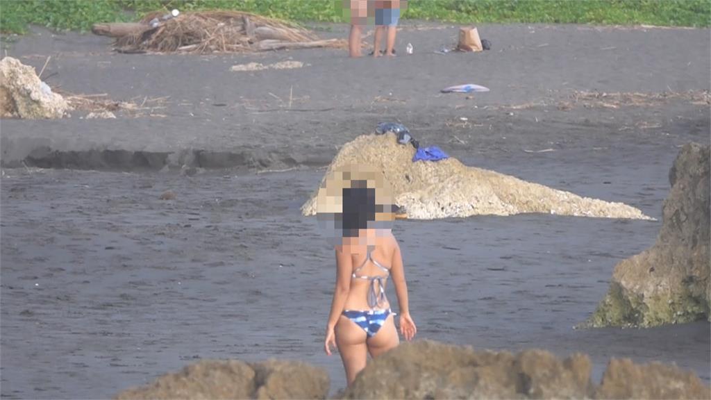 7月13日之後微解封！　西子灣沙灘已出現「無罩」辣妹玩水團