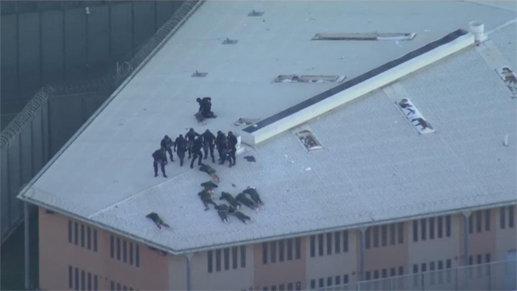 囂張! 澳洲監獄暴動 囚犯縱火還爬上屋頂慶祝