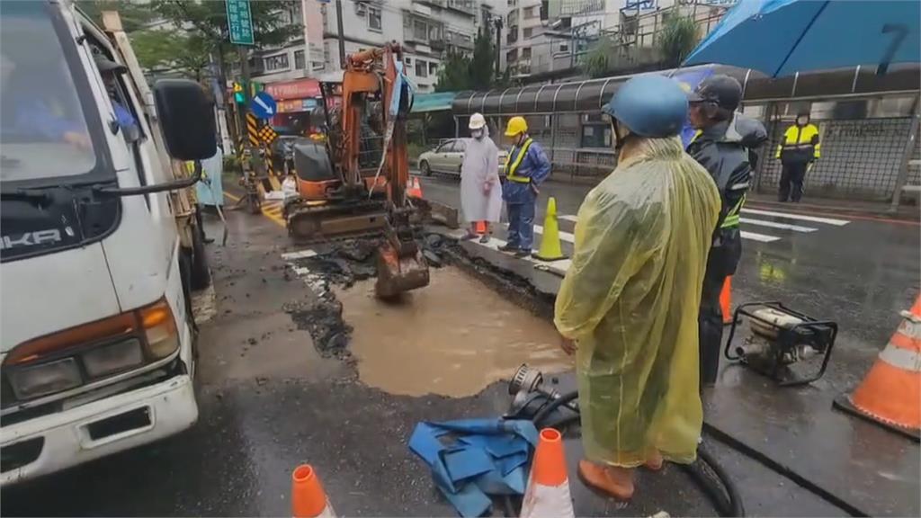 黃色泥水狂湧...水管爆裂路面隆起　基隆通勤族罵翻