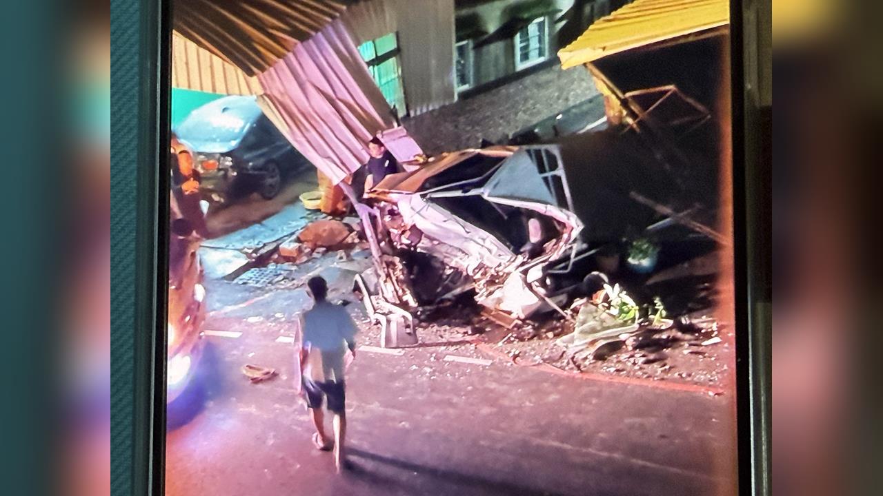 拖板車半夜路失控撞民宅　事後竟到機車行縱火