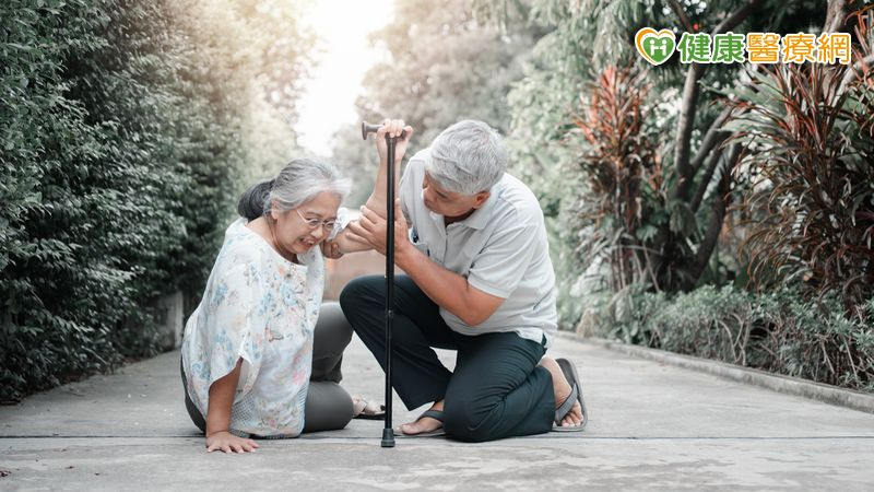 骨折不只是跌倒意外！醫：恐增加失能與長期照護風險