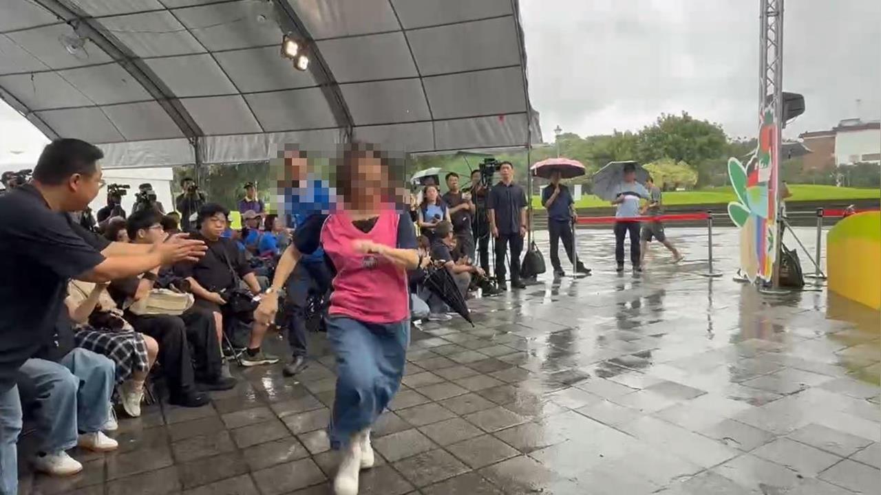 快新聞／蔣萬安同台張麗善突下暴雨！民眾被cue大合照「狼狽衝上台」畫面曝