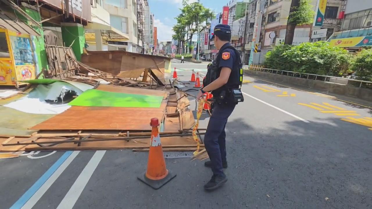 疑年久失修+結構鬆動！屏東逢甲路招牌從天降　砸傷路過騎士、３輛汽機車