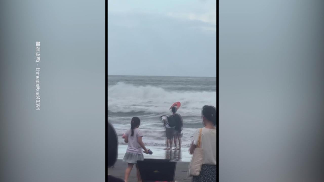 宜蘭外澳男子戲水遭浪往外推 海巡遙控式動力救生圈成功救援