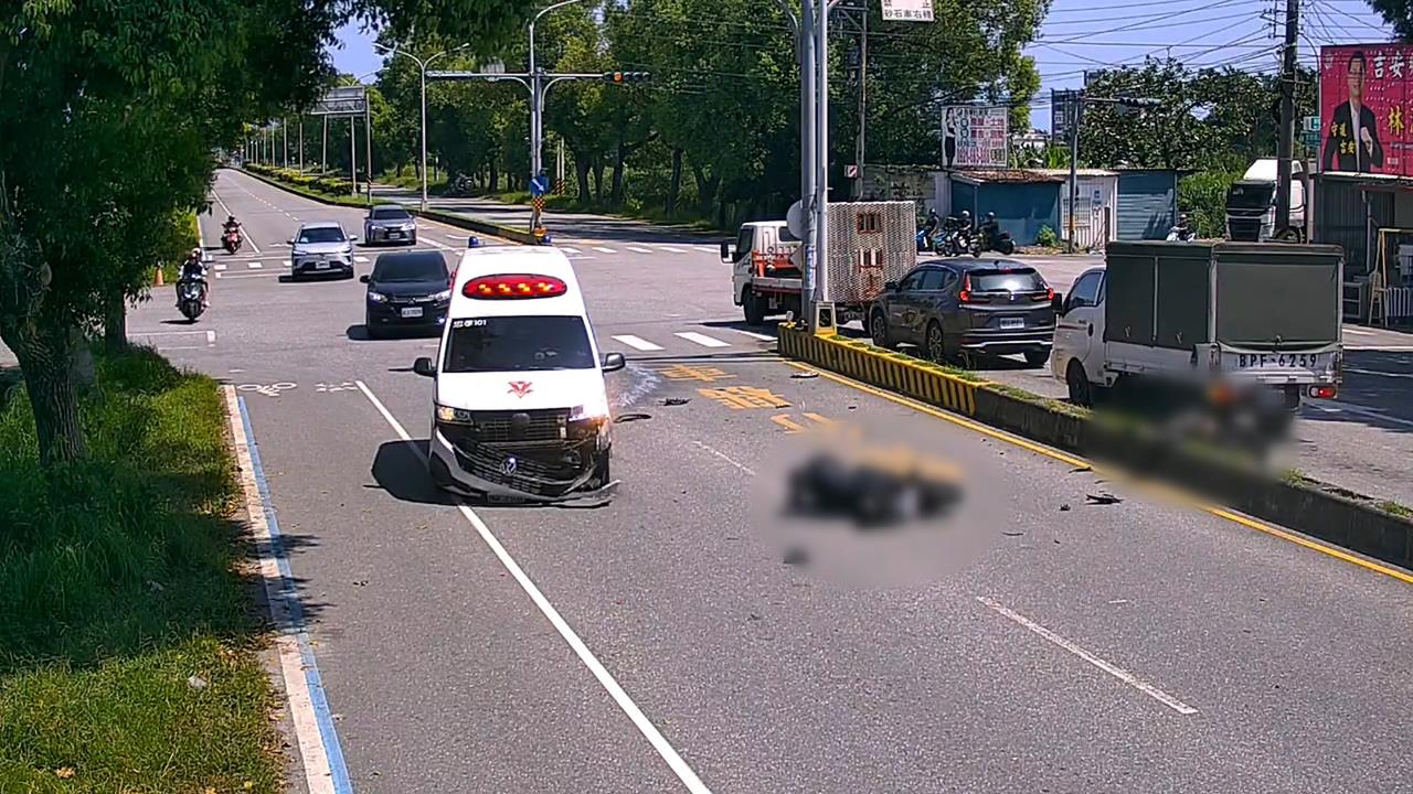 救護車載轉院病患"紅燈右轉"還鳴笛　騎士遭撞飛命危