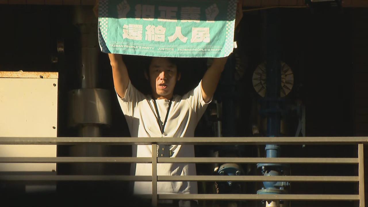 快新聞/柯文哲獲交保嗨了? 小草竟狂喊3遍:三立民視以外記者辛苦了