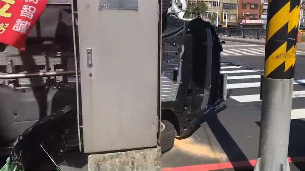 恍神？廂型車撞飛行人再撞2機車 老婦命危