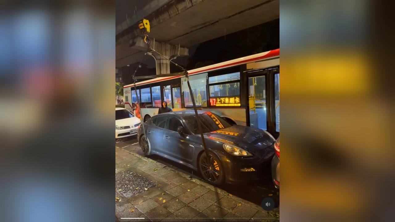 帕拉梅拉遭撞! 公車疑爆胎失控衝撞  六百萬名車車主:心碎的一天