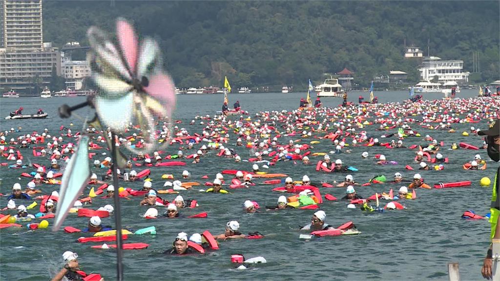 「萬人泳渡」湧三萬觀光人潮　日月潭遊艇接連啟航濺起一米浪高