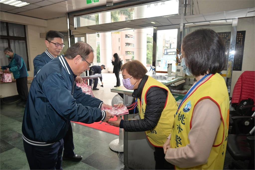 慶祝38婦女節　桃警長吳坤旭贈禮盒感謝女力