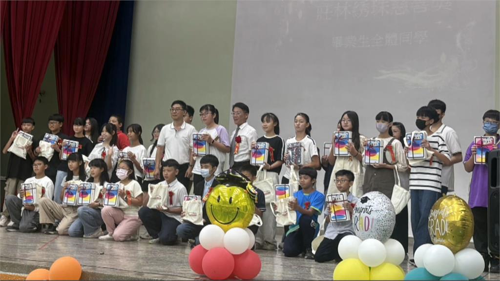 好羨慕!  屏東里港鄉國小畢業生"每人獲1台平板"