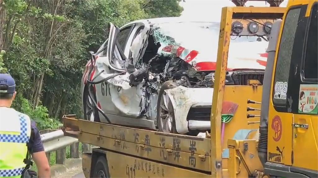 半邊車身遭撞爛了！　「紅斑馬」碰撞工程車釀大塞車